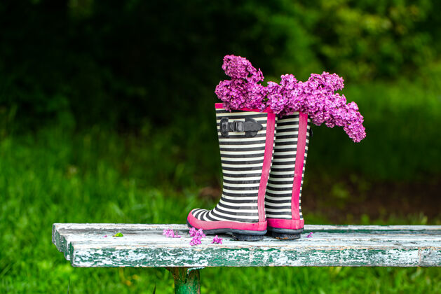 春天丁香花在条纹橡胶靴创意春季作文模糊花束丁香