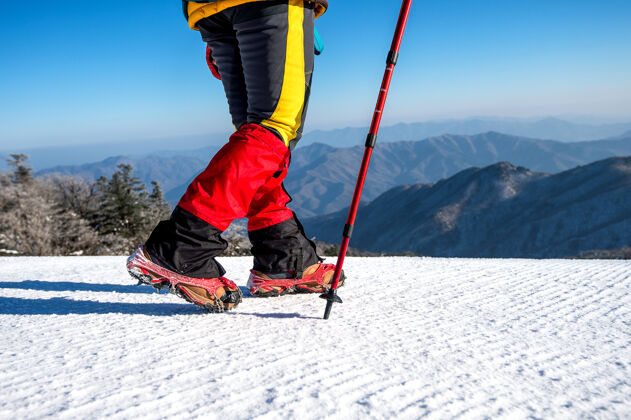 季节冬天穿着雪地鞋和鞋钉在雪地上行走的景色钉子鞋冰