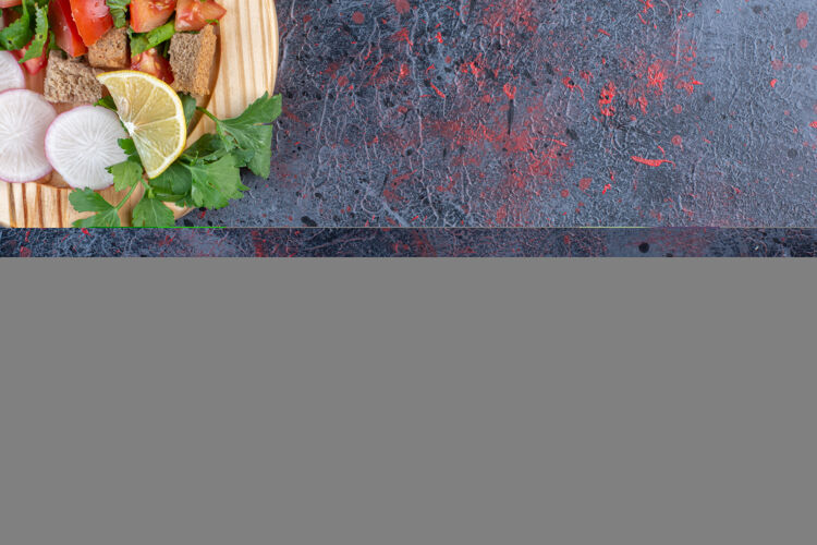 萝卜健康的蔬菜混合物放在黑桌子上的木盘上有机的西红柿沙拉