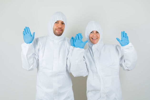 人两个医生穿着防护服 手套露出手掌 看上去很高兴成人医学检查