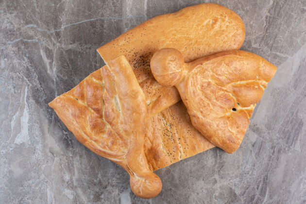 面包一捆半片的坦杜里面包放在大理石上烘焙面包酵母
