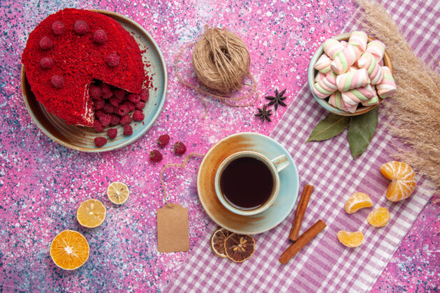咖啡红色覆盆子蛋糕的俯视图 粉色表面有肉桂 橘子和茶蛋糕橘子饮料