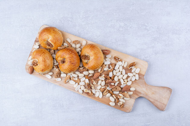 杏仁用各种坚果做成的木板上有果仁的甜糕点核桃甜点饼干