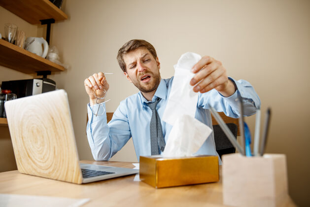就业病人在办公室工作时用手帕打喷嚏擤鼻涕 商人感冒 季节性流感大流行性流感 疾病预防 办公室空调引起疾病药物高管流涕