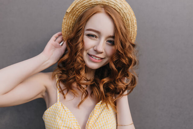 时尚浅肤色的姜黄色卷发女人 表达了真正的积极情感可爱的快乐女孩戴着夏日帽子的肖像卷发明亮户外
