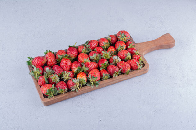 水果草莓放在大理石背景的木板上可口有机天然