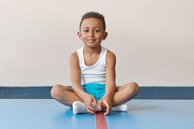 健身房童年 积极的生活方式和健康理念帅气开朗的非洲裔美国小男孩穿着袜子活跃分开课程