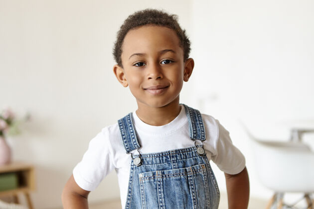 小学非洲裔英俊开朗的小男孩在室内摆姿势的画像肖像领带衬衫