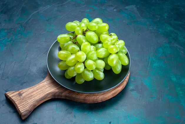 葡萄顶视图新鲜的绿色葡萄醇厚多汁的水果在深蓝色桌板内顶部深色新鲜
