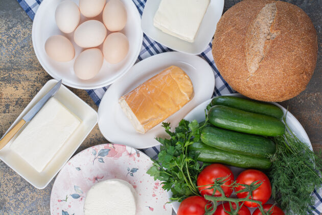 顶视图早餐有奶制品 面包和蔬菜视图奶制品盘子