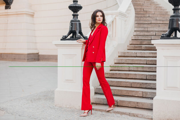 优雅美丽性感的富商风红衣女子走在城市街头 春夏时尚潮流魅力女人时尚