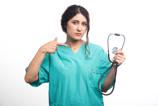 女性白底听诊器上用手指指着的女医生画像制服护士医生