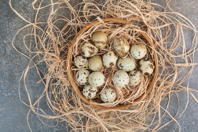 食物一堆鹌鹑蛋在木窝里视图有机顶部