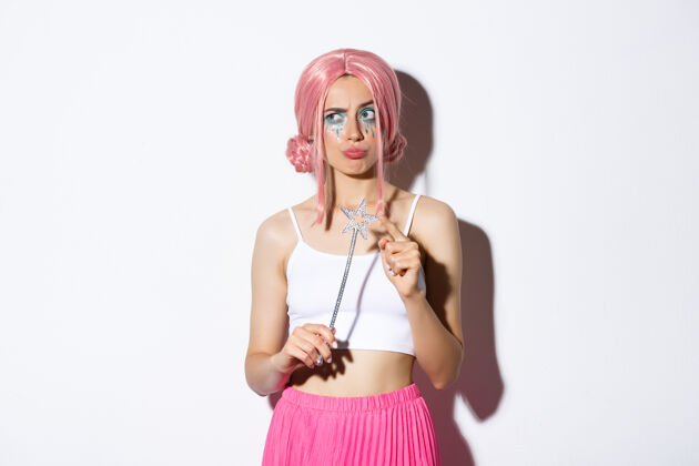 魅力画一个戴粉红色短假发的女孩年轻女人人