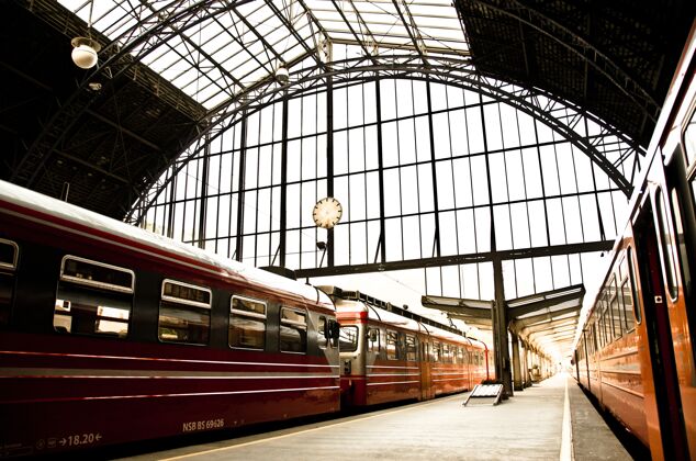 通勤挪威白天到达火车站的美丽镜头城市地标出发