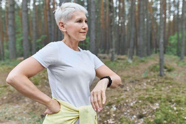 慢跑者人们 体育 健康和科技活跃的退休女性戴着智能手表跟踪她在户外有氧运动的进展健身运动慢跑