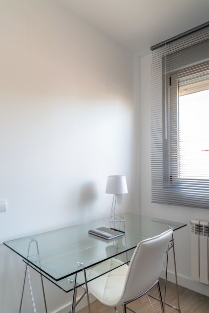 房间垂直高角度拍摄一个简约的白色房间 靠近窗户有一个玻璃桌里面家窗户