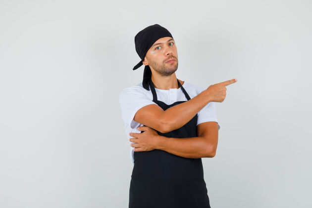 美食家面包师穿着t恤指着侧面美味人专业