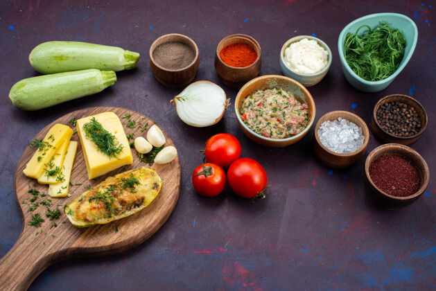 蔬菜半俯视图：深紫色桌上放着烤南瓜 芝士绿 调味料 肉末和新鲜蔬菜蔬菜切碎肉
