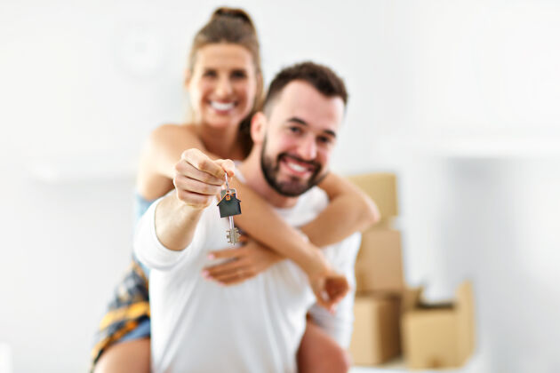 业主快乐的成年夫妇搬出或搬进新家出租人新的