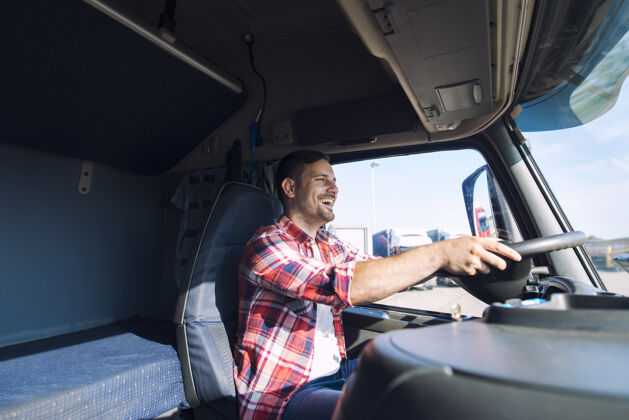 运输专业的中年卡车司机 穿着休闲服 驾驶卡车 运送货物到目的地快乐卡车货代