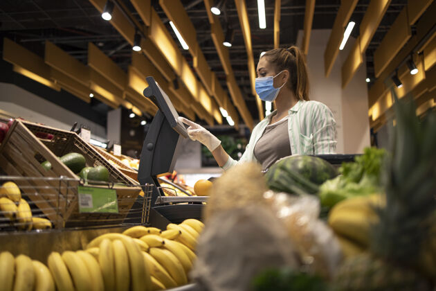 疾病在科罗纳病毒全球流行期间在超市买食物商店保健秤