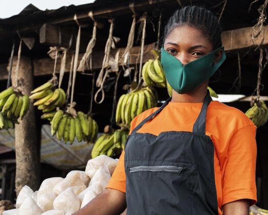 非洲市场上戴着口罩的女人的正面图健康医疗面罩Ncov
