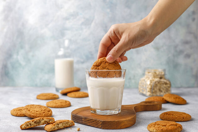 有机自制燕麦片饼干加一杯牛奶健康处理天然