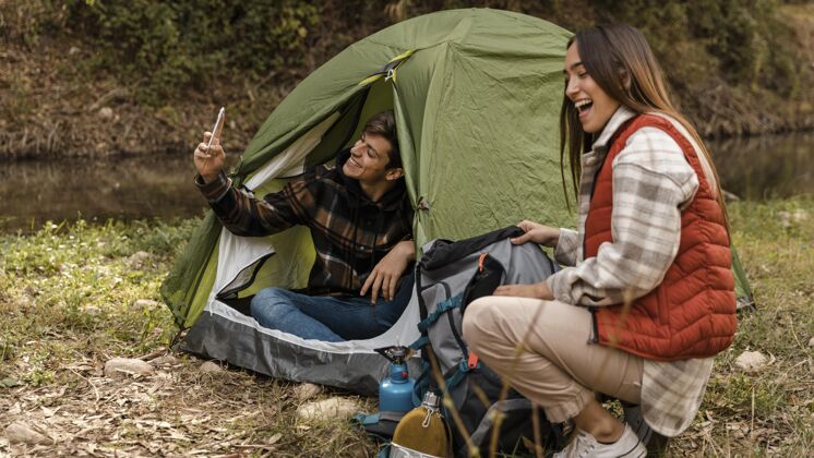 旅游森林里的幸福夫妻自拍木材露营探险