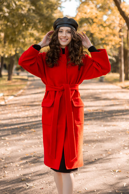 秋天快乐可爱迷人时尚笑脸女人卷发漫步公园身着暖红色外套秋日时尚 街头风 头戴贝雷帽配饰女人休闲