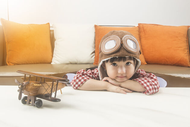 飞行梦想和旅行的概念孩子扮演飞行员的角色 梦想着飞上太空想象眼镜家