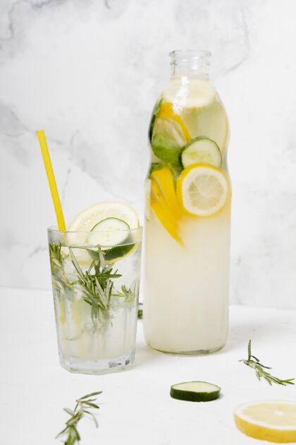 瓶子柠檬黄瓜健康饮料玻璃液体食品