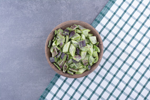 库存在混凝土背景上的容器或盘子里放绿豆有机素食蔬菜