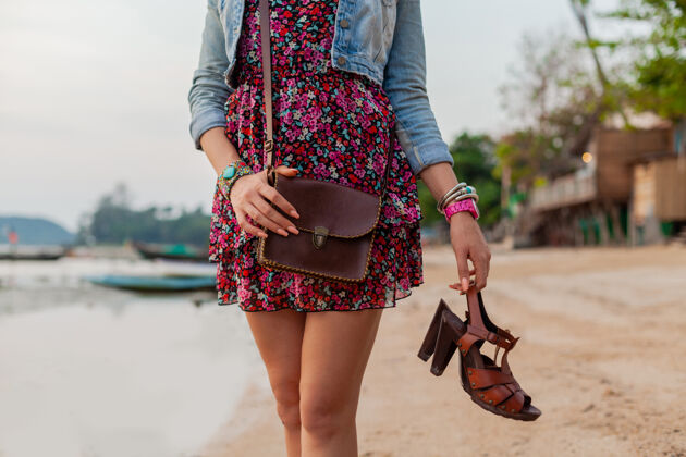 活跃时尚的女人在夏天穿着度假鞋走在沙滩上肖像模特性感