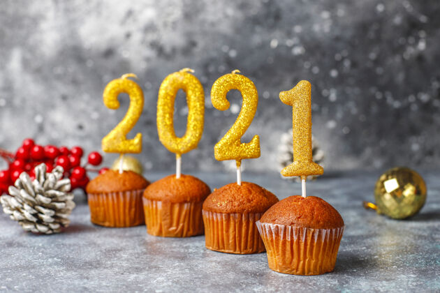 十二月2021年新年快乐 金烛纸杯蛋糕闪亮甜点贺卡