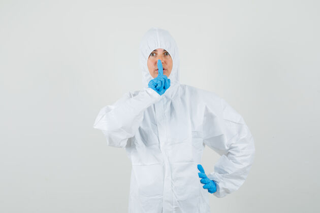 套装女医生穿着防护服 戴着手套 表现出沉默的姿态 看上去很小心医院站立护理