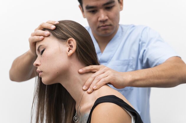 损伤理疗师按摩女人的脖子医学治疗颈部