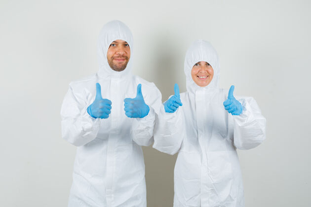 诊所两个穿着防护服的医生竖起大拇指成人工作场所检查
