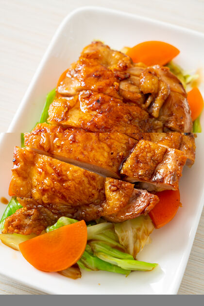 厨师铁板烧烧鸡排配卷心菜和胡萝卜鸡肉美食传统