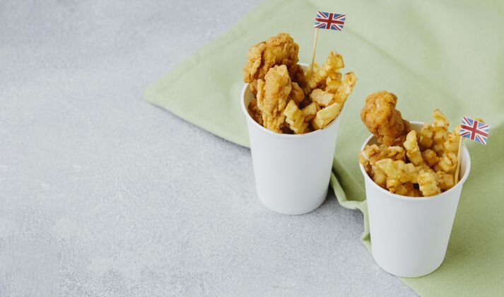 薯条高角度的鱼和薯条在纸杯与大不列颠国旗和复制空间空间复制土豆