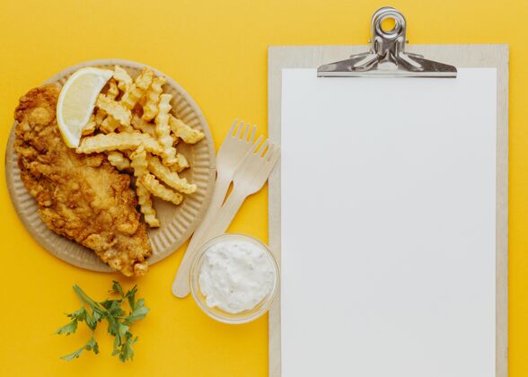 复制带剪贴板和叉子的炸鱼薯条俯视图餐具传统美食
