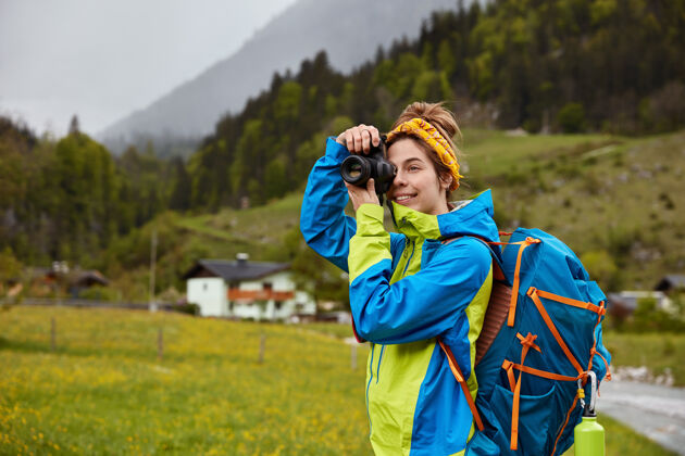 冒险活跃的年轻女性游客在乡村漫步的户外镜头漫游摄影师夹克