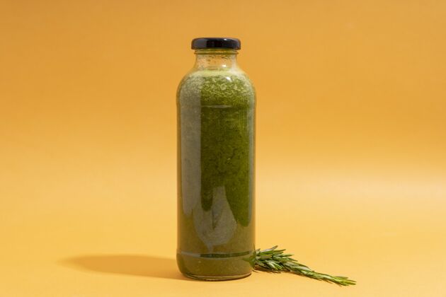 新鲜美味的绿色果汁在瓶子里瓶子草药液体