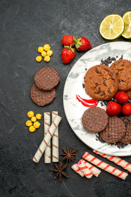 浆果顶视图美味巧克力饼干茶在黑暗的背景茶甜甜饼干糖早餐健康草莓