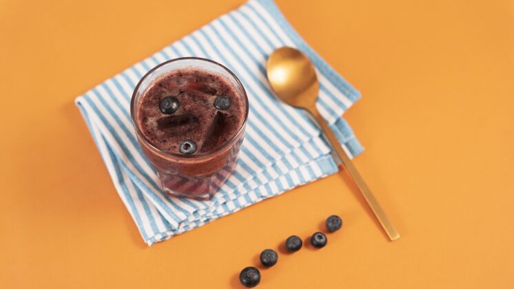 美味蓝莓高角度饮料玻璃天然整理
