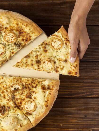 食品平躺的手拿着一片奶酪比萨饼意大利餐厅马苏里拉