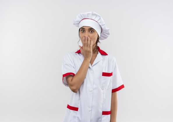 厨师惊讶的年轻女厨师穿着厨师制服 用手捂住嘴巴 留着复印空间嘴穿着封面