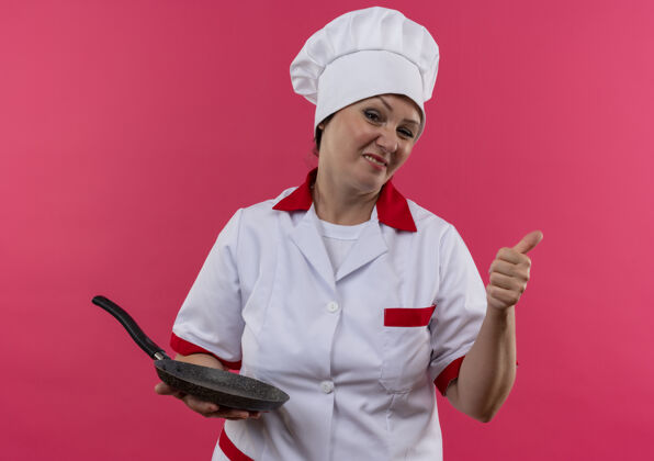 女穿着厨师制服的中年女厨师举起大拇指 手里拿着煎锅厨师中年平底锅