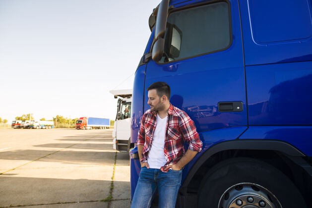 肖像专业卡车司机站在卡车旁的画像物流货代交通