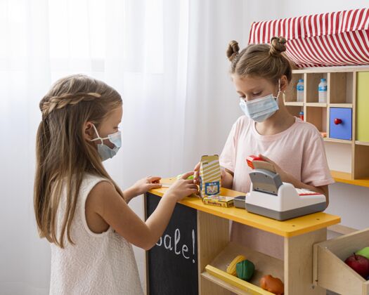 性别孩子们戴着医用口罩在室内玩耍玩具儿童医学